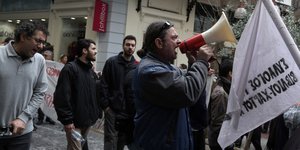 Ενταση στην Ερμού -Χρήση χημικών στη συγκέντρωση κατά των ανοιχτών καταστημάτων