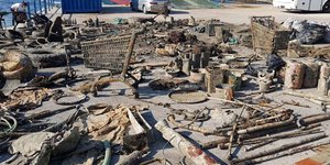 H εθελοντική ομάδα Aegean Rebreath καθάρισε το λιμάνι του νησιού.