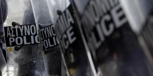 Αρχιφύλακας εκβίαζε αλλοδαπούς και πλαστογραφούσε άδειες παραμονής