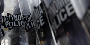 Αρχιφύλακας εκβίαζε αλλοδαπούς και πλαστογραφούσε άδειες παραμονής