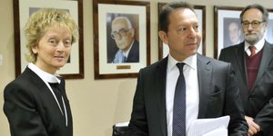 Ενα κουτί σοκολατάκια για τον Στουρνάρα -Τον γλύκανε πριν τον πικράνει η Ελβετίδ