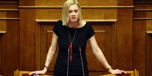 Ραχήλ Μακρή: Οσοι ψηφίσουν το πολυνομοσχέδιο να πάρουν σχοινί και να κρεμαστούν 