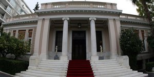 Economist: Αλλάζει το πολιτικό σκηνικό στην Ελλάδα -Καταρρέει το πελατειακό σύστ