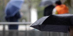 Με βροχή μπαίνει το καλοκαίρι -Πού θα είναι απαραίτητη η ομπρέλα