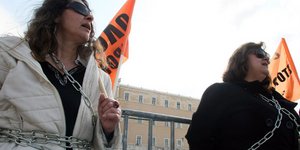 Καθηγητές αλυσοδέθηκαν έξω από τη Βουλή –Διαμαρτυρία κατά της διαθεσιμότητας [ει