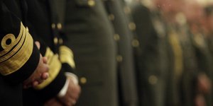 Τα σενάρια για τους ένστολους -«Κούρεμα» αυξήσεων και αναδρομικών