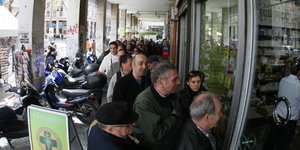 Ουρές ταλαιπωρίας έξω από τα φαρμακεία και το Σάββατο -Συνεχίζεται η απεργία