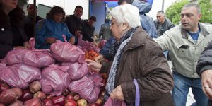 Δωρεάν διανομή τροφίμων στον Περισσό -Από τους παραγωγούς των λαϊκών αγορών