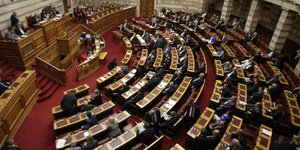 Κόβονται τα προνόμια των βουλευτών που διώκονται -«Παγώνει» η αποζημίωση και τα 