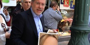 Ο Γιώργος Κουμουτσάκος κατέβασε αφίσα της Ρένας Δούρου στην Καλλιθέα [εικόνες]