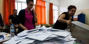 Reuters: Μεγάλη νίκη του ΣΥΡΙΖΑ -Πισωγύρισμα για τον εύθραυστο κυβερνητικό συνασ