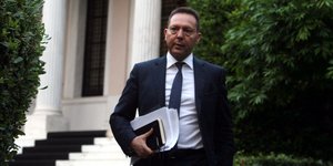 Η απάντηση του Στουρνάρα στην Κομισιόν: Κακώς ανησυχείτε για την παραίτηση Θεοχά