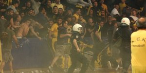 Δέκα συλλήψεις στα επεισόδια πριν από τον αγώνα χάντμπολ στην Κυψέλη -Τραυματίστ