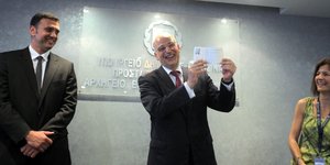 Ο Δένδιας ζήτησε... άσυλο -Τα απίστευτα δώρα που πήρε φεύγοντας από το υπουργείο