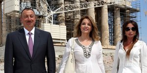 Η σύζυγος του Αζέρου προέδρου με μίνι στην Ακρόπολη -Εκλεψε την παράσταση [εικόν