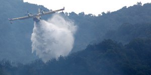 Φωτιές απειλούν σπίτια σε Μάνη και Κόρινθο -Εκκενώθηκε ένα χωριό καθώς οι φλόγες