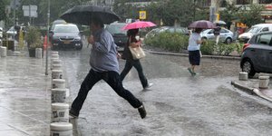 Απαραίτητη η ομπρέλα την Κυριακή -Πού αναμένεται να εκδηλωθούν βροχές και καταιγ