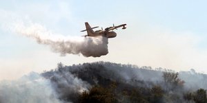 Μάχη με τις φλόγες δίνει η πυροσβεστική σε Ηλεία και Αγιον Ορος [εικόνες]