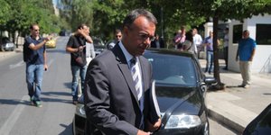 Υπουργική λιτότητα στο Παρίσι -Δίκλινο δωμάτιο και σάντουιτς με απόδειξη 