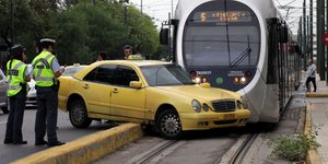 Το τραμ παρέσυρε ταξί στη Λεωφόρο Αμαλίας -Από τύχη δεν υπήρξε σοβαρός τραυματισ