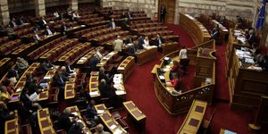 Πώς σχολιάζουν τα κόμματα την ψήφο εμπιστοσύνης