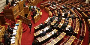 Πόσα χρήματα θα χάσουν οι βουλευτές αν γίνουν πρόωρες εκλογές