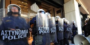 Ανοιχτά καταστήματα με ΜΑΤ και εντάσεις -Διαδηλωτές επιτέθηκαν σε καταναλωτές [ε