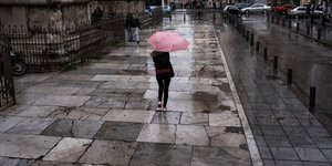 Απαραίτητη η ομπρέλα και το Σάββατο -Πού θα βρέξει