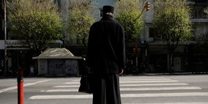 Παπάς πυρ και μανία στη Θεσσαλονίκη – Εκαψε αυτοκίνητο άνδρα γιατί πίστευε ότι ε