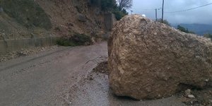 Ο δρόμος έχει γεμίσει βραχους