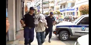 Η στιγμή της προσαγωγής του 23χρονου Αλβανού – Κάλυψε το πρόσωπό του [βίντεο]