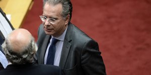 «Η κυβέρνηση παίζει θέατρο παραλόγου»