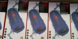 Σύλληψη 35χρονης για 7500 πλαστά σήματα και 1359 ψευδώνυμα ηχεία /Φωτογραφία astynomia.gr