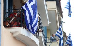 «Υψώστε τη σημαία της πατρίδα μας»