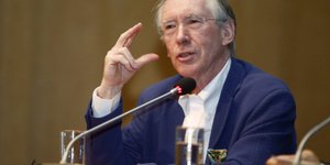 Η συζήτηση ξεκίνησε από το τελευταίο του μυθιστόρημα «Καρυδότσουφλο»