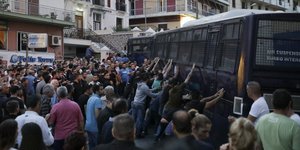 «Εφτασε με ΜΑΤ και εκατοντάδες αστυνομικούς»