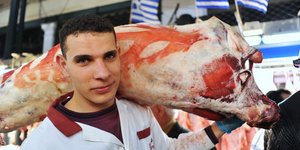 Το ΣΔΟΕ ψάχνει τις μυστηριώδεις γυναίκες που μοίρασαν ευρώ στη Βαρβάκειο