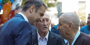 Περπάτησε στους δρόμους συνομίλησε με πολίτες