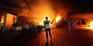 Νεκρός ο πρέσβης των ΗΠΑ στη Λιβύη από επίθεση με ρουκέτες στη Βεγγάζη [βίντεο]