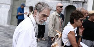 Με πίστωση εξ' ημισείας στον λογαριασμό και στην προπληρωμένη κάρτα αγορών