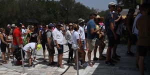 Τουρίστες/ Φωτογραφία intime news
