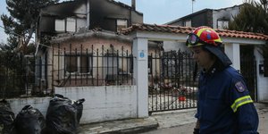 Καμένο σπίτι από τις πυρκαγιές /Φωτογραφία intime news