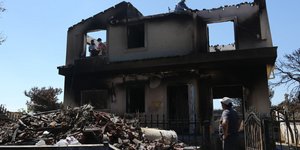 Καμένο σπίτι από τις πυρκαγιές /Φωτογραφία intime news