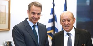 Ο Κυριάκος Μητσοτάκης και ο Ζαν Υβ Λε Ντριάν/ Φωτογραφία intime news