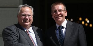 Ο Νίκος Κοτζιάς και ο Έντγκαρς Ρίνκεβιτς /Φωτογραφία intime news