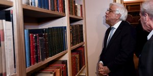 Μεσα στη βιβλιοθήκη της ΕΣΗΕΑ