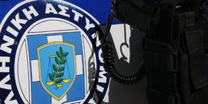 Με χειροπέδες διοικητής Ασφαλείας και υπαρχιφύλακας – Βρέθηκαν όπλα και ναρκωτικ