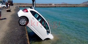 Αυτοκίνητο έπεσε στη θάλασσα στην Κρήτη/ Φωτογραφία ekriti.gr