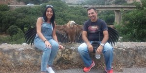 Το ζευγάρι στην Κρήτη και ο γυπαετός/ Φωτογραφία cretapost.gr