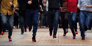 Ανδρες με γόβες -Βούλγαροι φόρεσαν ψηλοτάκουνα και έτρεξαν για να μπουν στη θέση